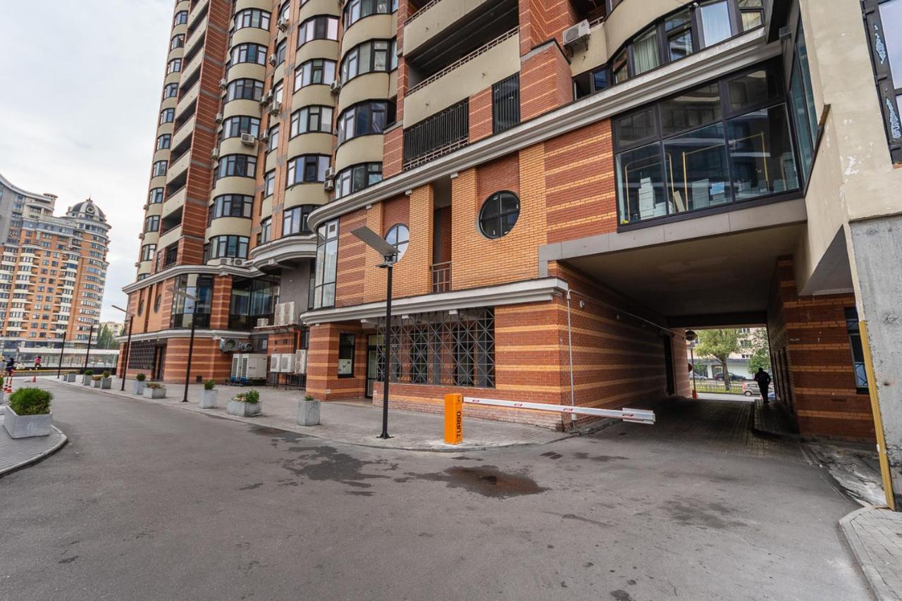 Ferienwohnung Vip In A New Building Near Lesi Ukrainki 7A Kiew Exterior foto